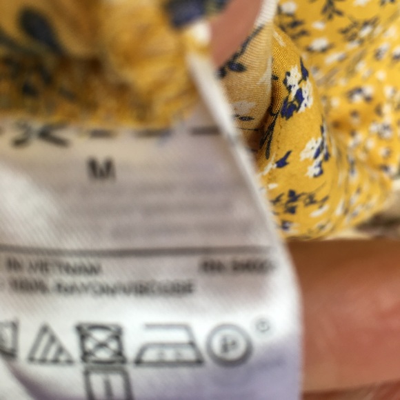 Old navy top sleeveless yellow in color size M - Picture 4 of 7